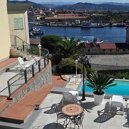Sleeps 3 Air Con Wifi Villa